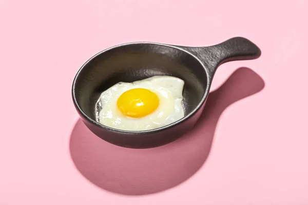 Frying Pan Tasty Egg Pink Background — Stock Photo, Image