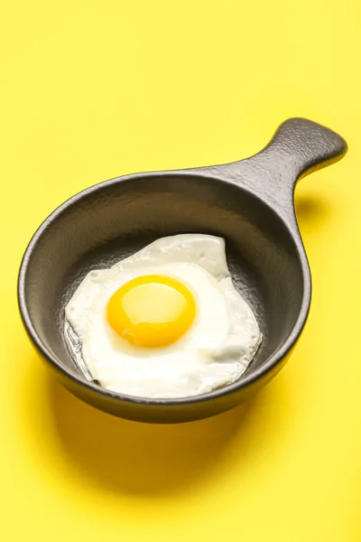 用黄色底色的鸡蛋炒锅 — 图库照片