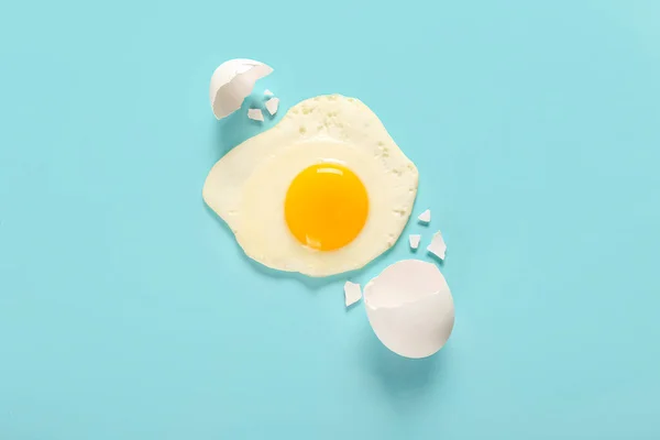 Composition Fried Egg Shell Blue Background — Stockfoto