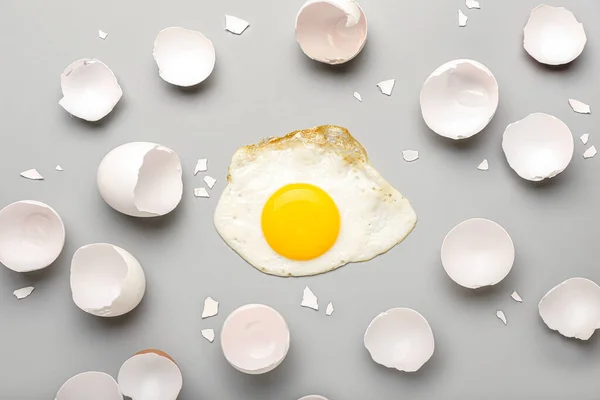 Composition Tasty Fried Egg Shells Light Background — Stock Photo, Image