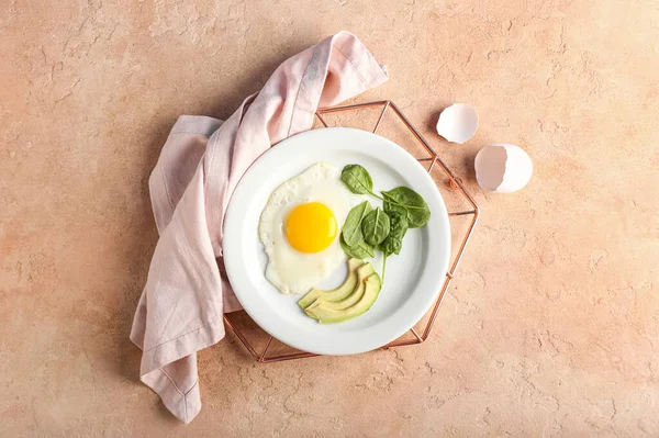 Πιάτο Νόστιμο Τηγανητό Αυγό Αβοκάντο Και Σπανάκι Στο Φόντο Χρώμα — Φωτογραφία Αρχείου