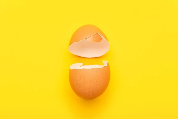 Cracked Egg Shell Yellow Background — Stock Photo, Image