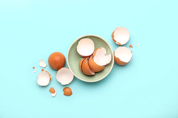 Ciotola Con Gusci Uovo Sfondo Colore — Foto Stock