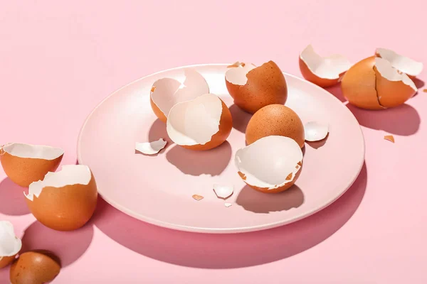 Plate Broken Egg Shells Pink Background Closeup — Photo