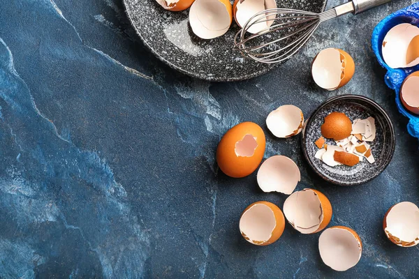 Composition Broken Egg Shells Color Background — Stock Photo, Image