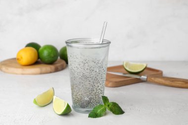 Bir bardak Chia tohumu ve narenciye tohumu.