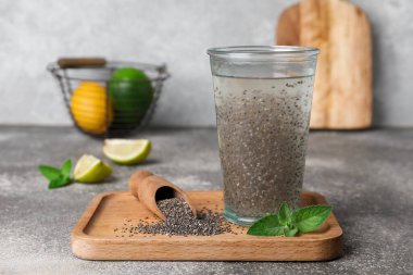 Sağlıklı içecek tepsisi ve gri masada chia tohumları.