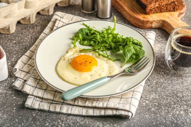Lezzetli kızarmış yumurta ve yeşil sebzeli tabak.