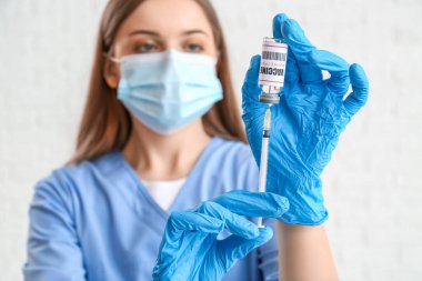 Beyaz arka planda maymun çiçeği aşısı ve şırıngası olan kadın doktor.