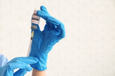 Beyaz arka planda maymun çiçeği aşısı ve şırıngası olan doktorların elleri