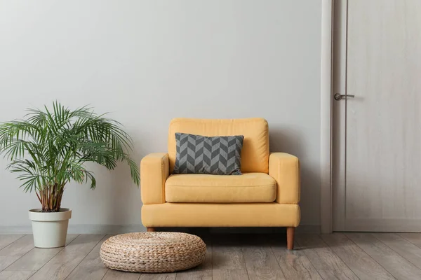 Comfortabele Fauteuil Met Kamerplant Buurt Van Lichtmuur Kamer — Stockfoto