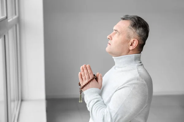 Religious Mature Man Cross Praying Room — Stock Photo, Image