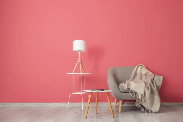 Comfortable Armchair Plaid Tables Lamp Pink Wall Room — Stock fotografie