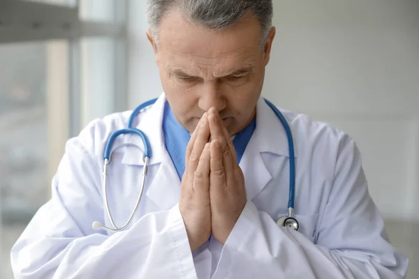 Praying Mature Male Doctor Clinic — Stockfoto