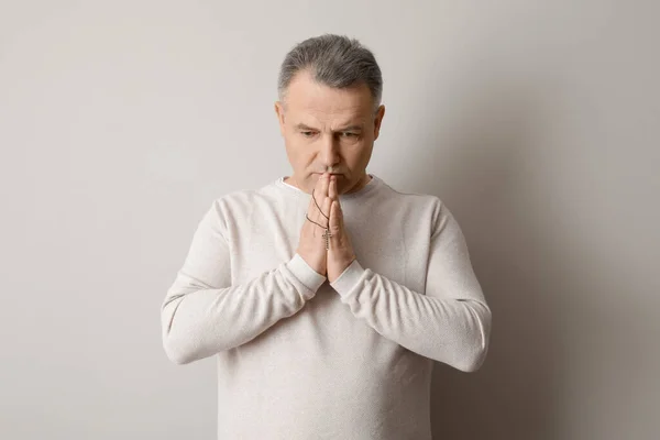 Praying Mature Man Cross Light Background — Stock Photo, Image