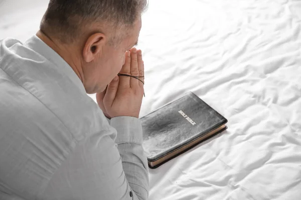 Προσευχή Ώριμος Άνθρωπος Αγία Γραφή Και Σταυρό Στο Κρεβάτι — Φωτογραφία Αρχείου