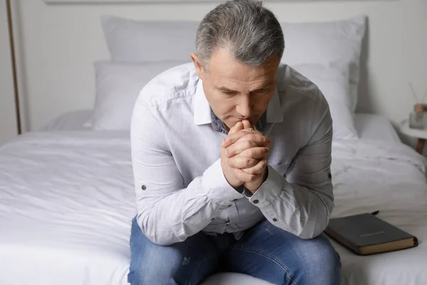 Religious Mature Man Praying Bedroom — Stock Photo, Image