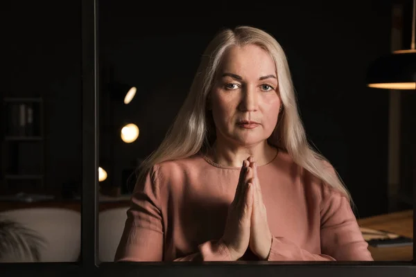 Религиозная Зрелая Женщина Молится Темной Комнате — стоковое фото