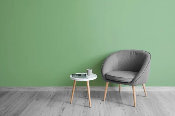 Poltrona Confortável Com Mesa Perto Parede Verde Quarto — Fotografia de Stock