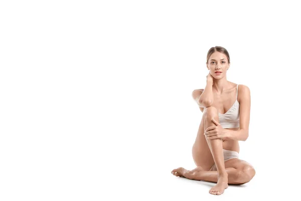 Mujer Bronceada Joven Ropa Interior Sentada Sobre Fondo Blanco — Foto de Stock