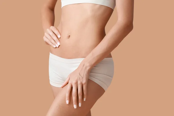 Mujer Bronceada Joven Sobre Fondo Beige Primer Plano — Foto de Stock