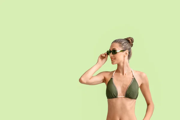 Mladá Opálená Žena Plavkách Slunečních Brýlích Zeleném Pozadí — Stock fotografie