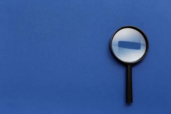 Magnifying Glass Blue Background — Stock Photo, Image