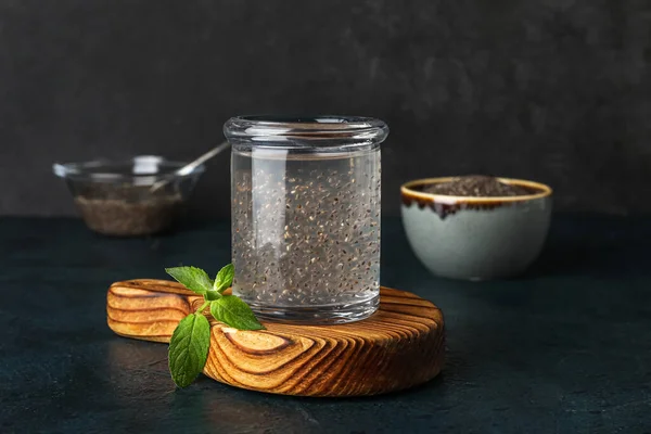 Glas Gezonde Drank Met Chiazaad Houten Plank Tegen Donkere Achtergrond — Stockfoto