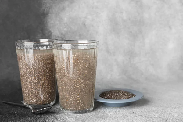 Verres Eau Avec Graines Chia Sur Fond Noir Blanc — Photo