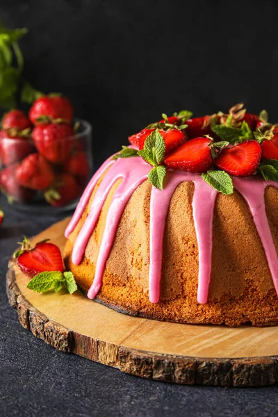 Wooden Board Tasty Strawberry Cake Dark Background Closeup —  Fotos de Stock