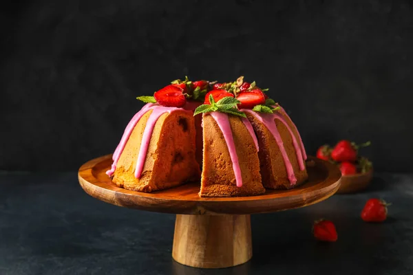 Wooden Dessert Stand Tasty Strawberry Cake Dark Background — Stock Photo, Image