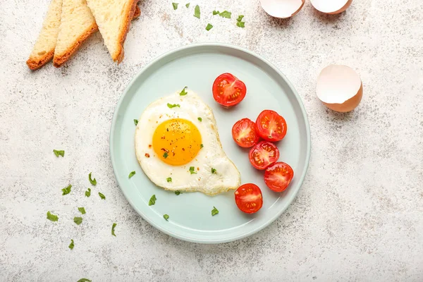 Πιάτο Νόστιμο Τηγανιτό Αυγό Και Κομμένα Τομάτες Στο Φως Φόντο — Φωτογραφία Αρχείου