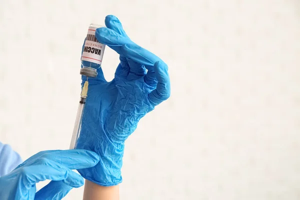 Arzthände Mit Pockenimpfung Und Spritze Auf Weißem Hintergrund — Stockfoto