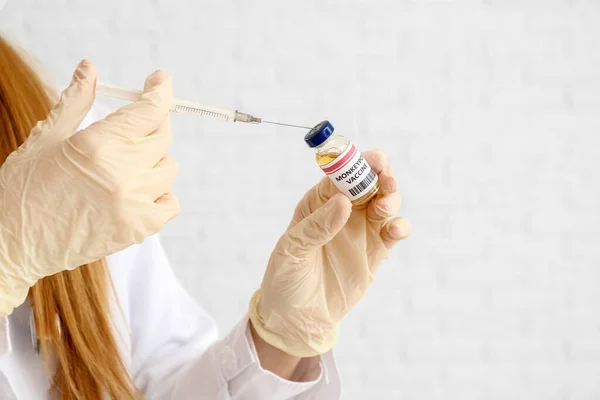 Ärztin Mit Pockenimpfung Und Spritze Auf Weißem Hintergrund Nahaufnahme — Stockfoto