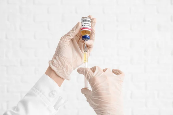 Majomhimlő Elleni Vakcinával Fehér Hátterű Fecskendővel Ellátott Orvos Kezei — Stock Fotó