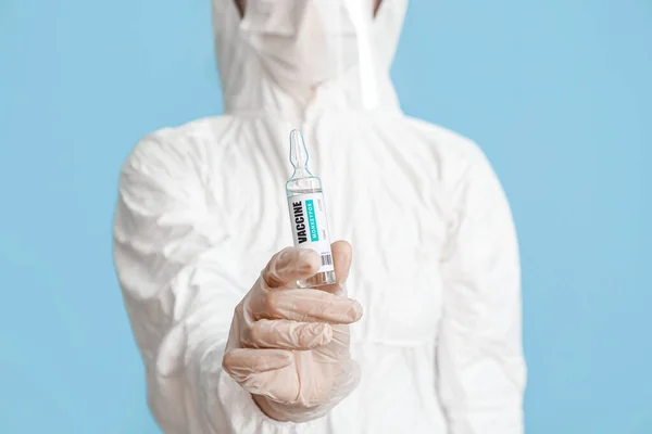 Científico Con Vacuna Contra Viruela Sobre Fondo Azul — Foto de Stock