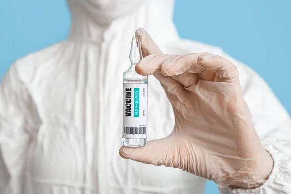 Wissenschaftler Mit Pocken Impfstoff Auf Blauem Hintergrund Nahaufnahme — Stockfoto