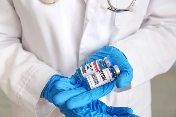 Female Doctor Monkeypox Vaccine Closeup — Stock Photo, Image