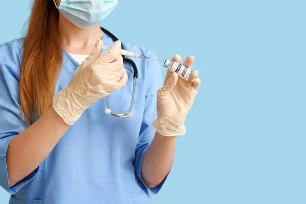 Doctora Con Vacuna Contra Viruela Jeringa Sobre Fondo Azul — Foto de Stock