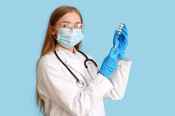 Ärztin Mit Pockenimpfung Und Spritze Auf Blauem Hintergrund — Stockfoto