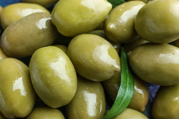Tasty Green Olives Background Closeup — Zdjęcie stockowe