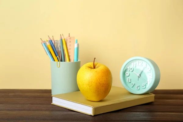 Elma Alarmlı Okul Kırtasiyesi Renk Arkaplanına Karşı Masada — Stok fotoğraf