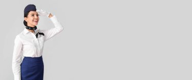 Açık arkaplanda metin için alanı olan güzel hostes