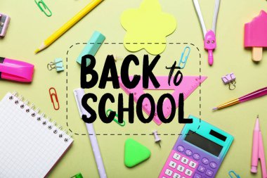 Sarı arka planda farklı kırtasiye malzemesi, üst manzara. Okula geri dön.