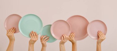 Bej arka planda farklı temiz plakalı eller