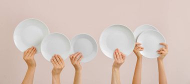 Bej arka planda farklı temiz plakalı eller