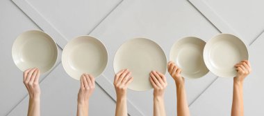 Açık arkaplanda temiz plakalı eller