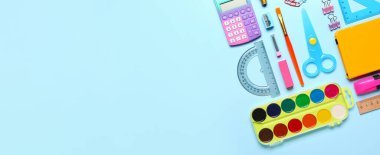 Açık mavi arkaplan üzerine okul kırtasiyesi metin ve üst görünüm için boşluk