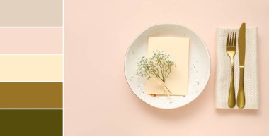 Açık arkaplanda çiçekler olan güzel bir masa. Farklı renk desenleri