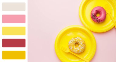 Pembe arka planda tatlı çörekleri olan tabaklar. Farklı renk desenleri